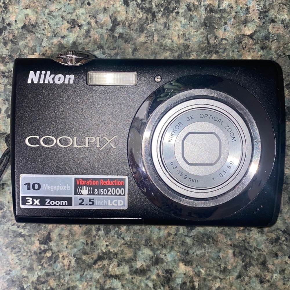 Nikon Coolpix S220 Camera